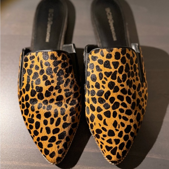 BCBDGeneration leopard/cheetah print flat. - Picture 2 of 4